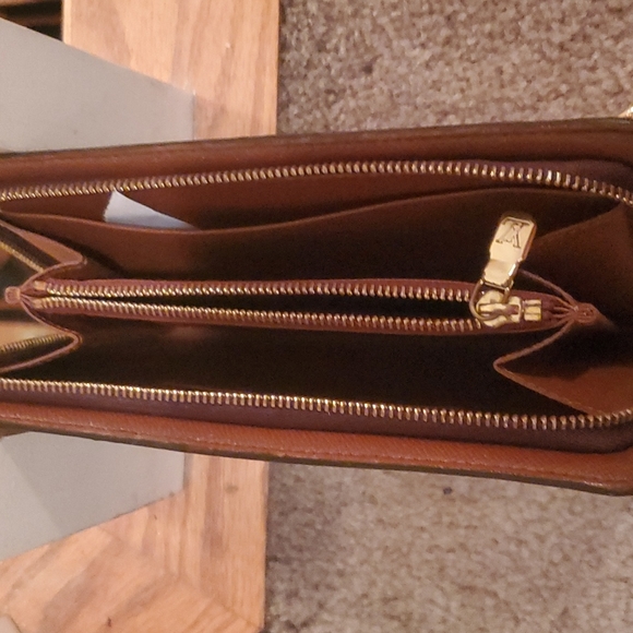 LOUIS VUITTON New Hp new LARGE MOINETE WALLET MADE INTO CROSSBERRY - Picture 3 of 13